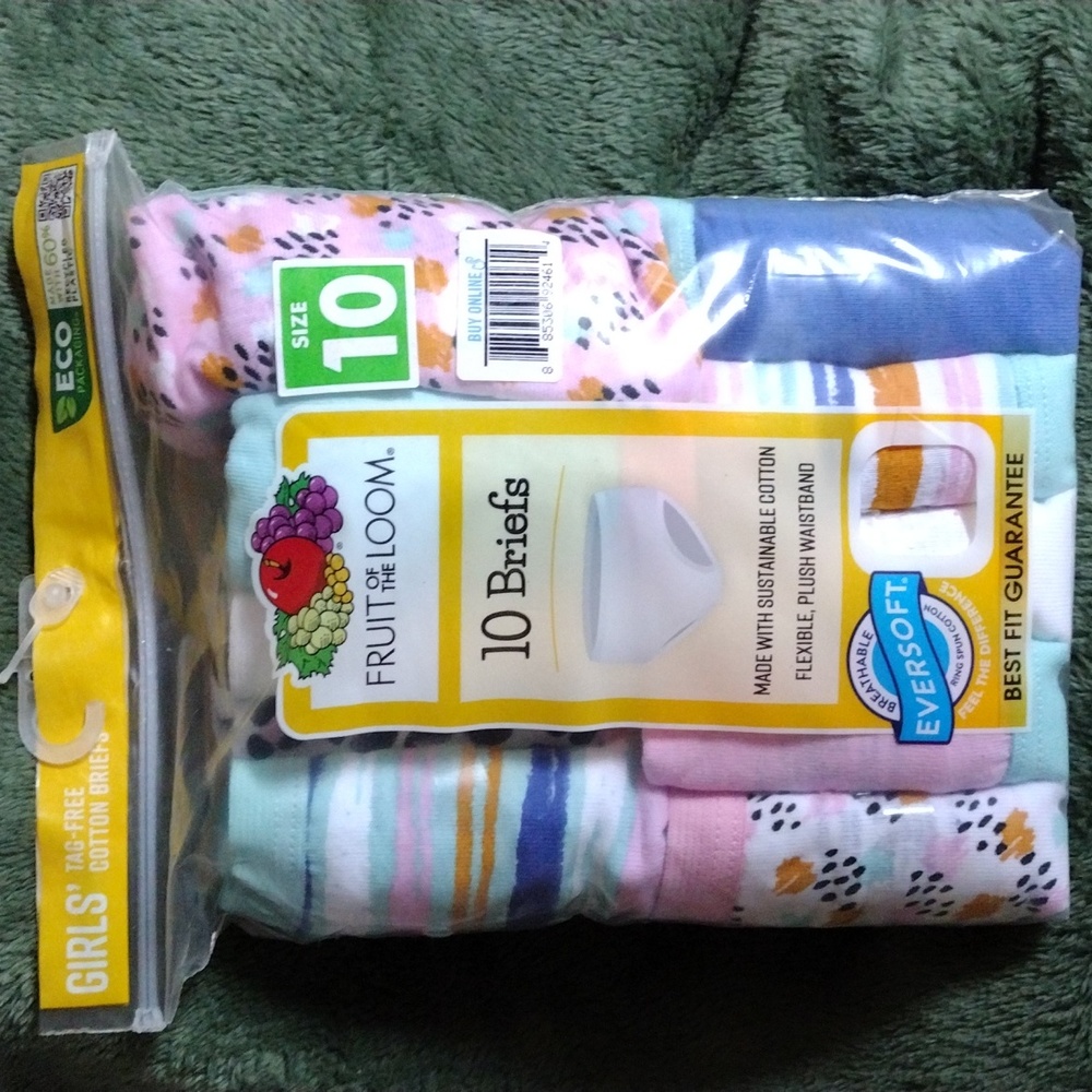 Girls sz.10 tag free briefs.(10pr.)